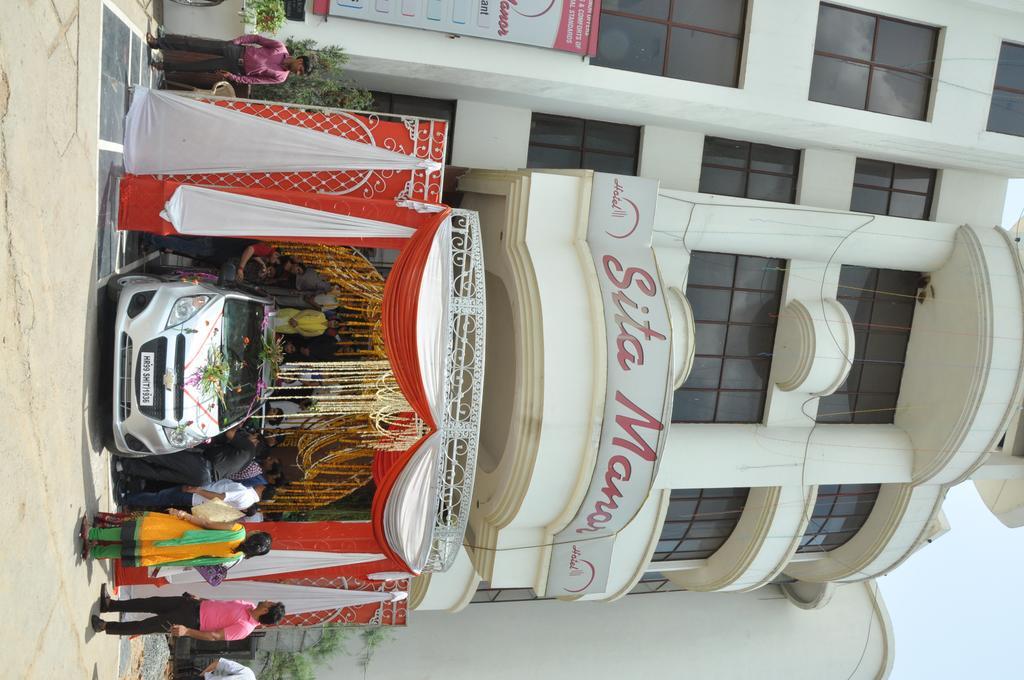 Hotel Sita Manor 瓜廖尔 外观 照片